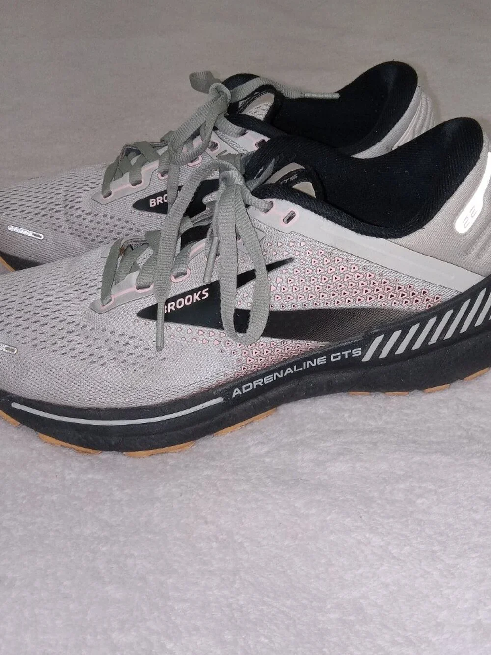 Brooks Adrenaline GTS 22 Women's Size 9 D (Wide) Running Shoes Gray Pink